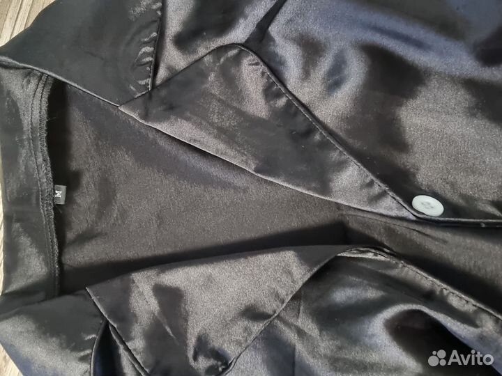 Костюм в пижамном стиле с перьями