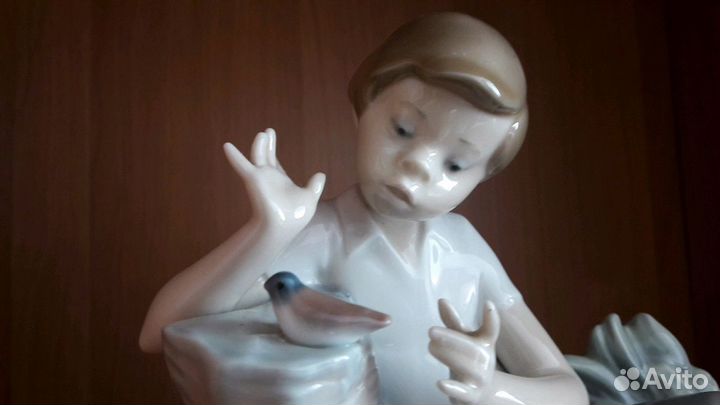 Lladro Мальчик с птичкой