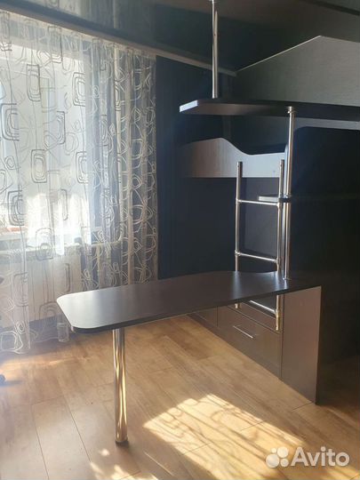 Двухяросная кровать, стол, полки