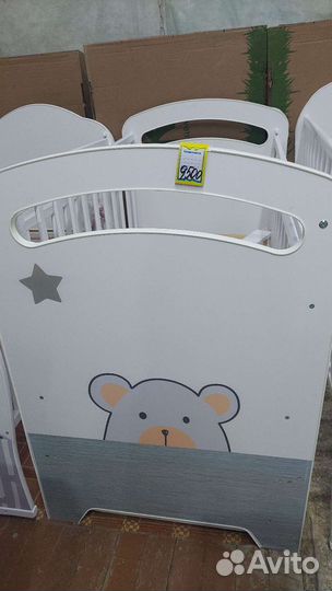 Детская кроватка с маятником