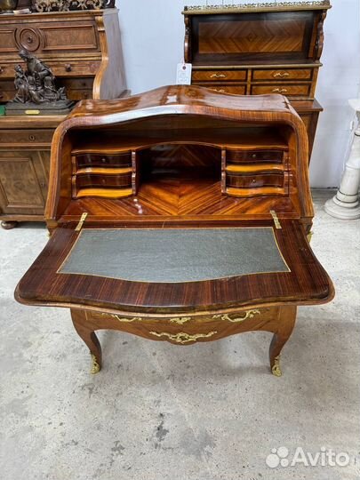 Антикварный секретер в стиле бомбе