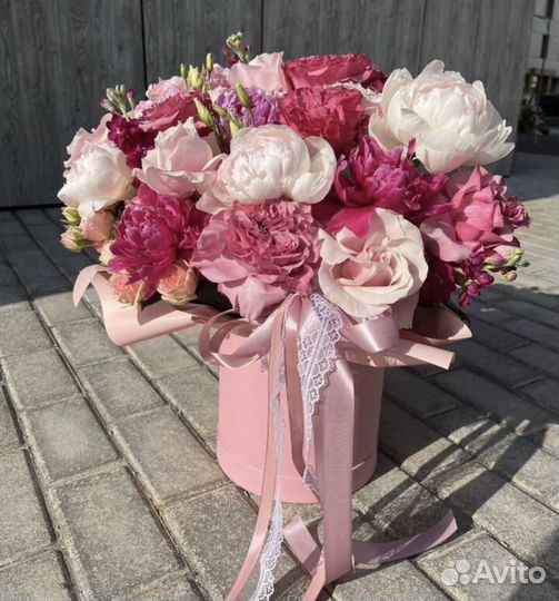 Цветы в коробе пионы розы