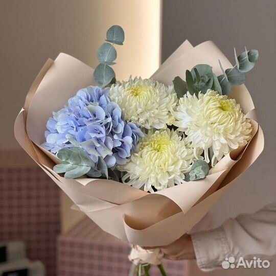 Букет из одноголовых хризантем и гортензии