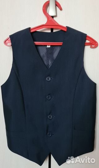 Комплект из брюк и жилетки на мальчикаа