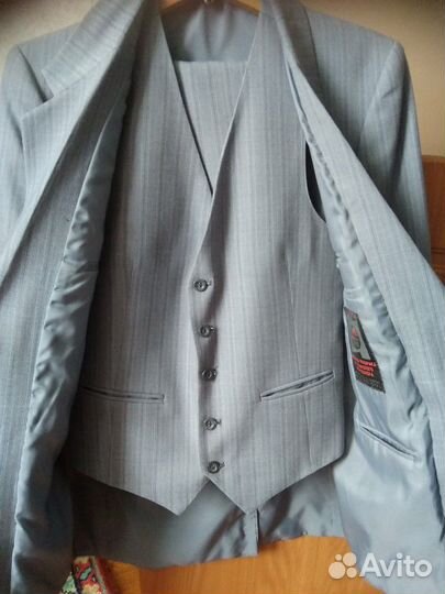 Костюм тройка новый