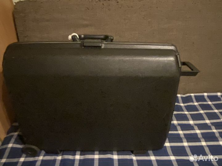 Чемодан на колесах samsonite