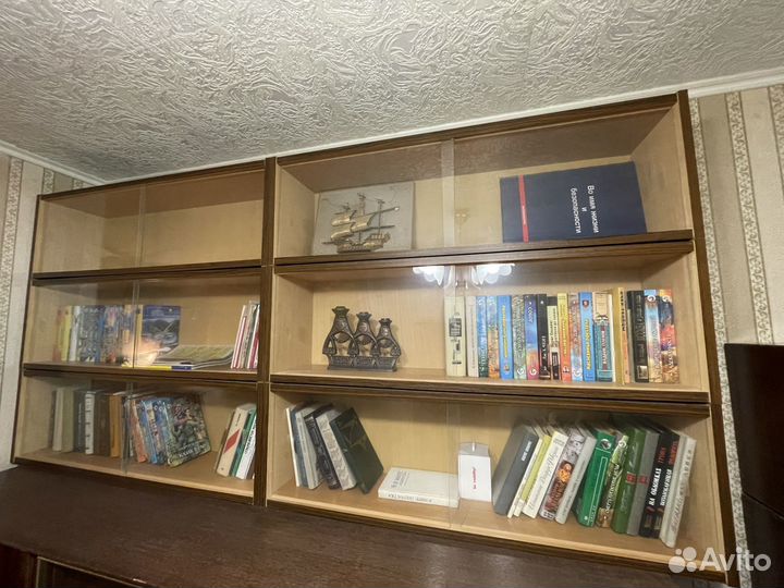 Книжные полки со стеклом