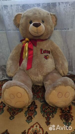 Большой плюшевый медведь