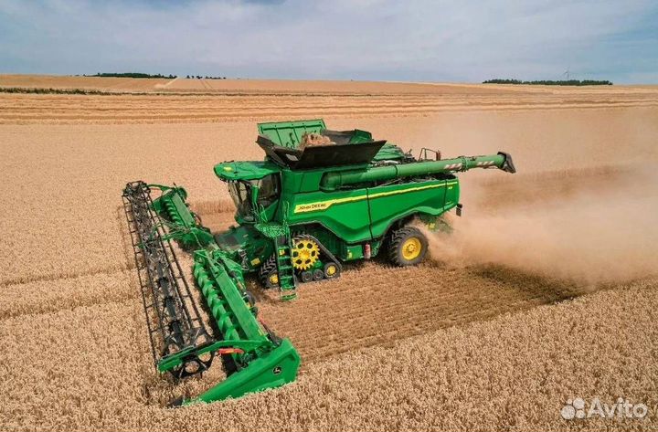 На разборке сельхозтехника John Deere