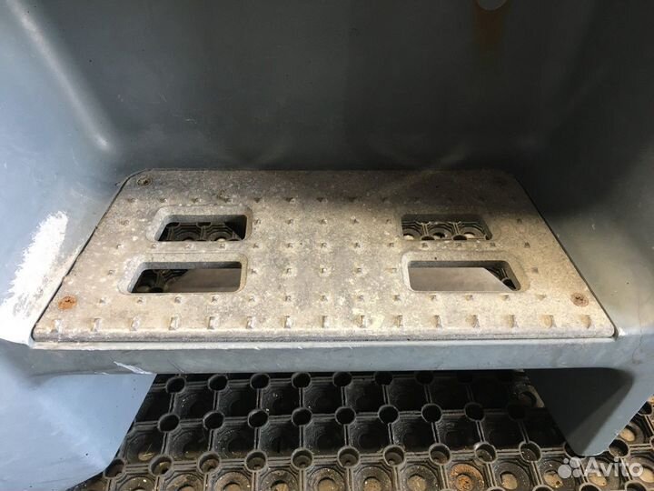 Корпус подножек правый Daf CF