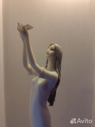 Статуэтка фарфор