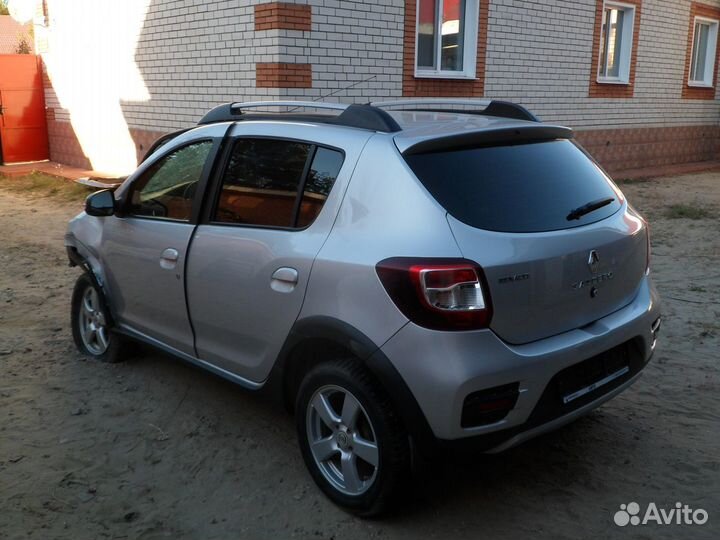 Renault Sandero Stepway 1.6 AT, 2018, битый, 70 000 км