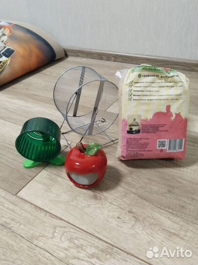 Домик, колесо и опилки для хомячка