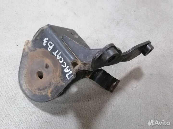 Кронштейн передней опоры VW Passat B3 1988-1993