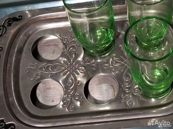 Рюмки стопки зеленое стекло на подносе СССР Винтаж