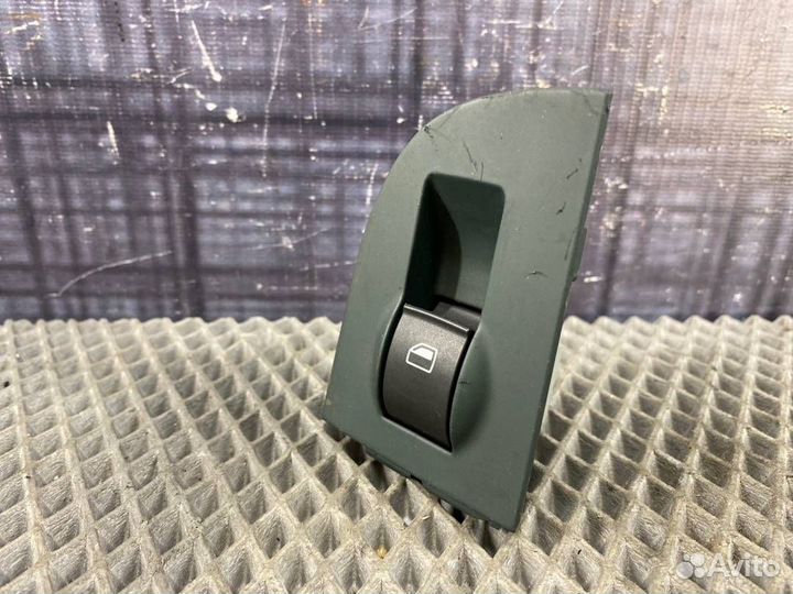 Кнопка стеклоподъемника правая Audi Allroad C5 BES