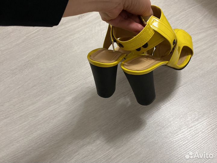 Босоножки 39