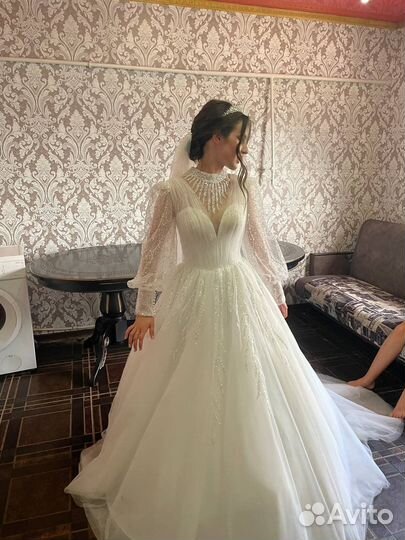 Свадебное платье со шлейфом