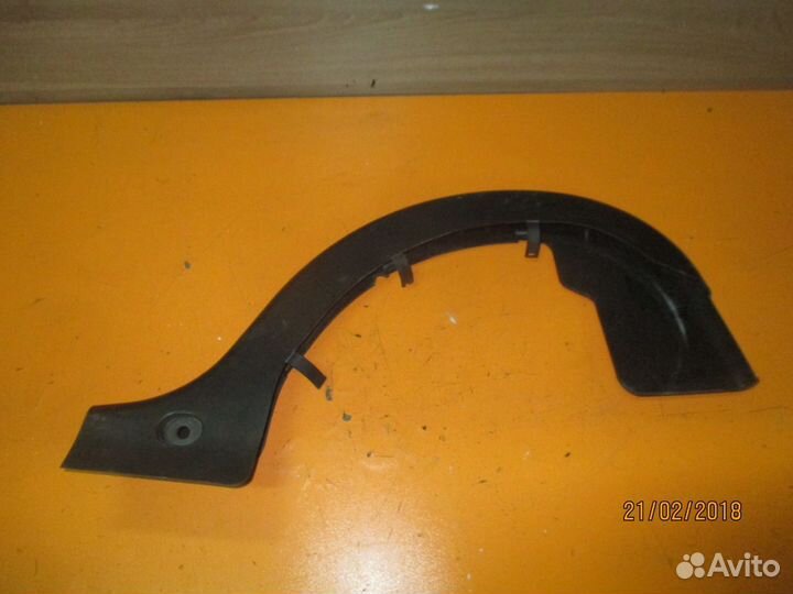 Накладка на петлю багажника правая Mercedes W204