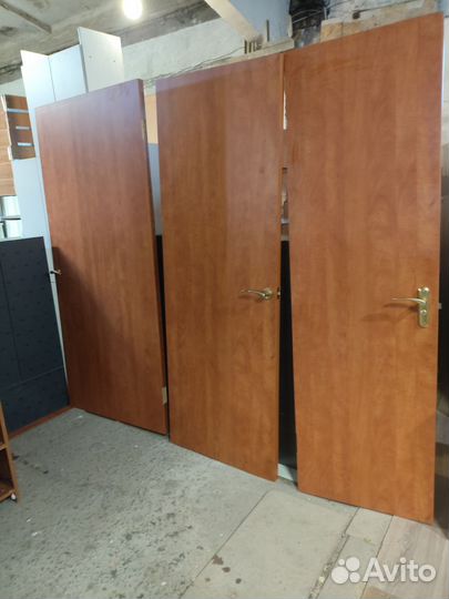Продаются три дверных полотна б/у. Доставка