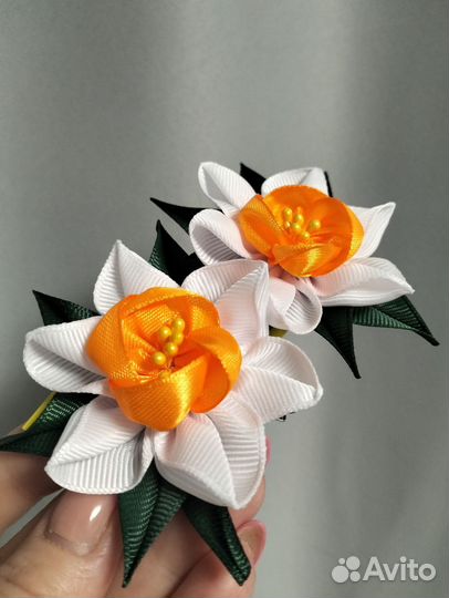 Заколочки с цветами нарциса