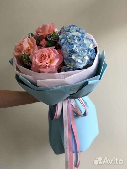 Букет яркий с гортензией