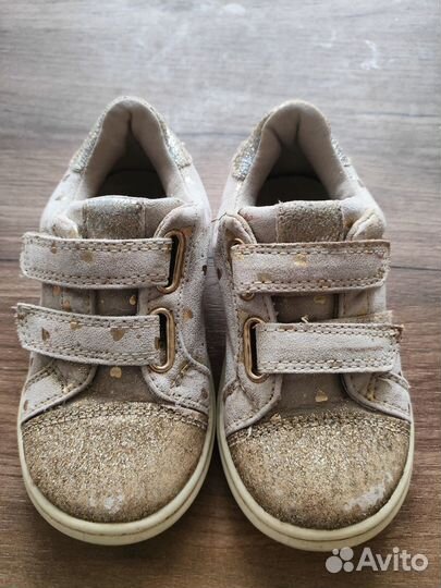 Продам кроссовки для девочки 24