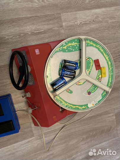 Машинка на пульте управления,на батарейках