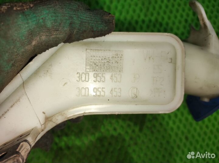 Бачок омывателя на VW Passat B6