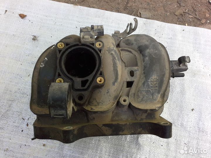 Peugeot 107 впускной коллектор