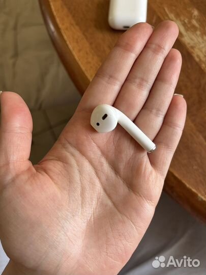 Apple airpods 2 (кейс и правый наушник)