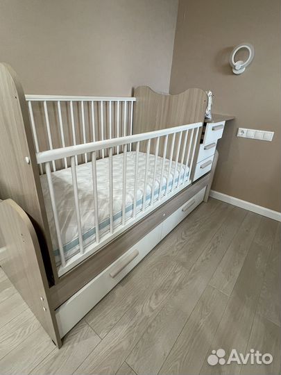 Детская кроватка с маятником