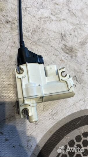 Доводчик задней двери Прав. A2227601600 Мерседес