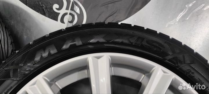 Комплект литых дисков с шиной