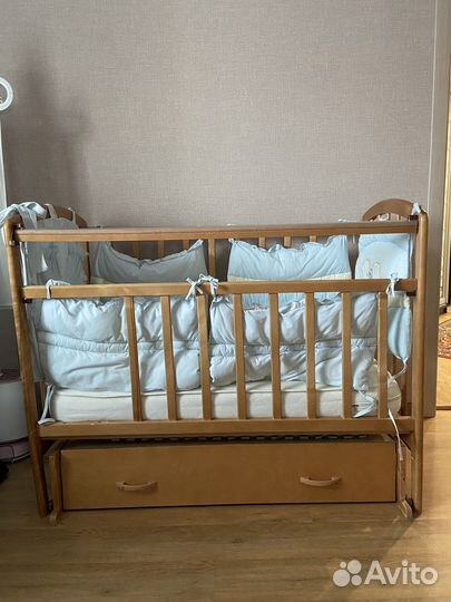 Детская кровать с матрасом, бортиками и ящиком