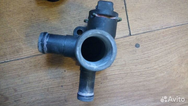 Фланцы системы охлаждения Пассат б3