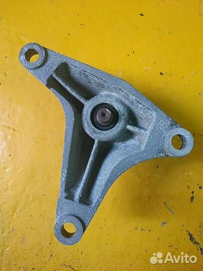 Ролик приводного ремня с кронштейном 3.5 VQ35 DE V