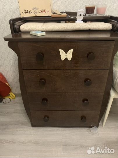 Детская кроватка с маятником