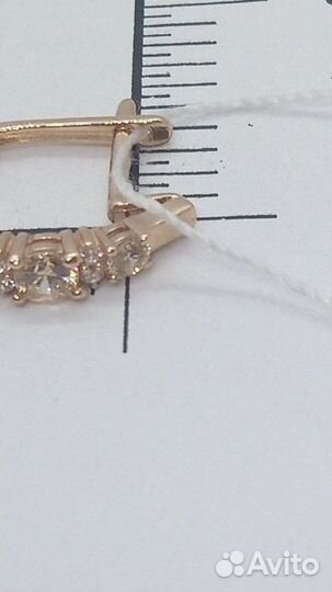 Золотые серьги с камнем