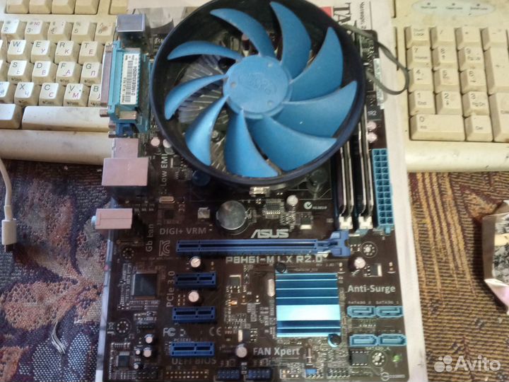 Материнская плата LGA1155 с процессором и памятью