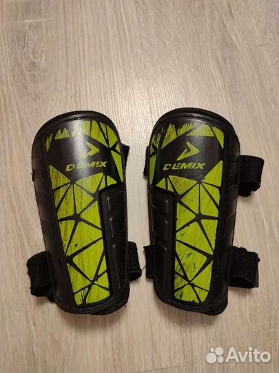 Щитки футбольные детские demix