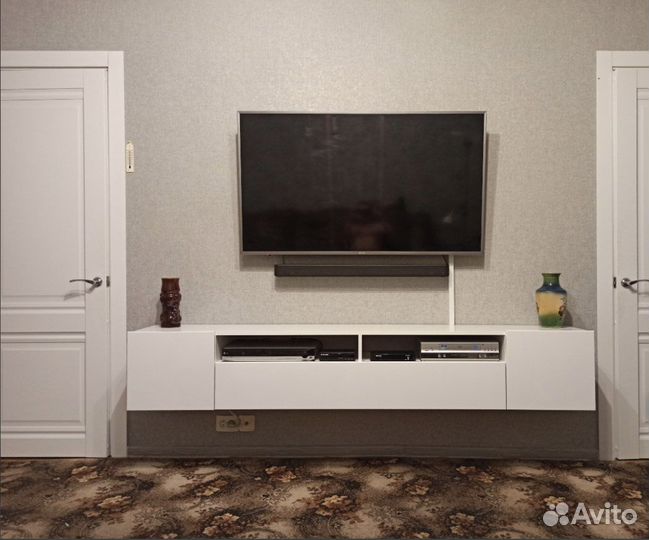 Подвесная тумба для тв белая