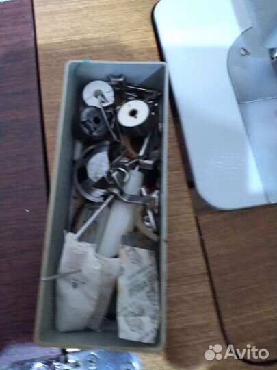 Швейная машинка чайка,стол тумба