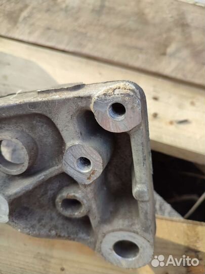 Кронштейн подрамника Vag