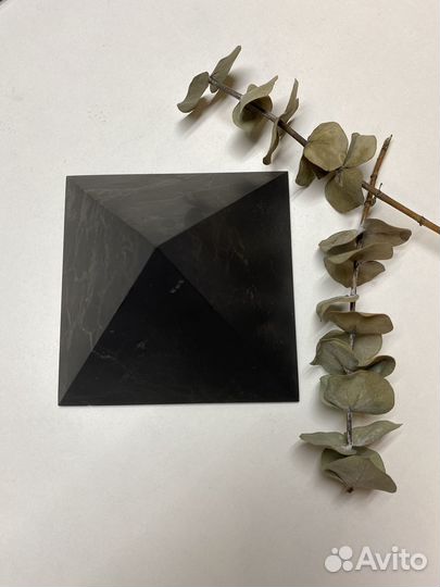 Неполированная пирамида из шунгита 9см