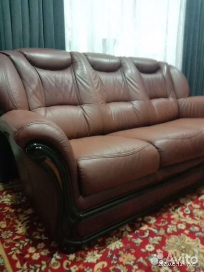 Кожаный диван