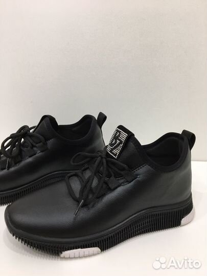 Кроссовки женские