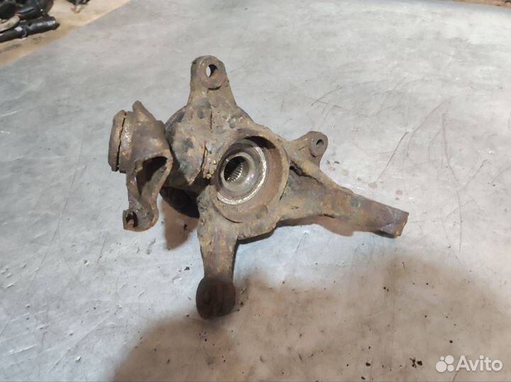 Кулак передний правый Toyota Avensis Verso 2001