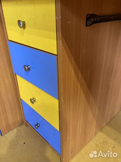 Детский уголок с кроватью и столом