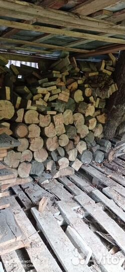 Старый распиленный бревенчатый дом, дрова